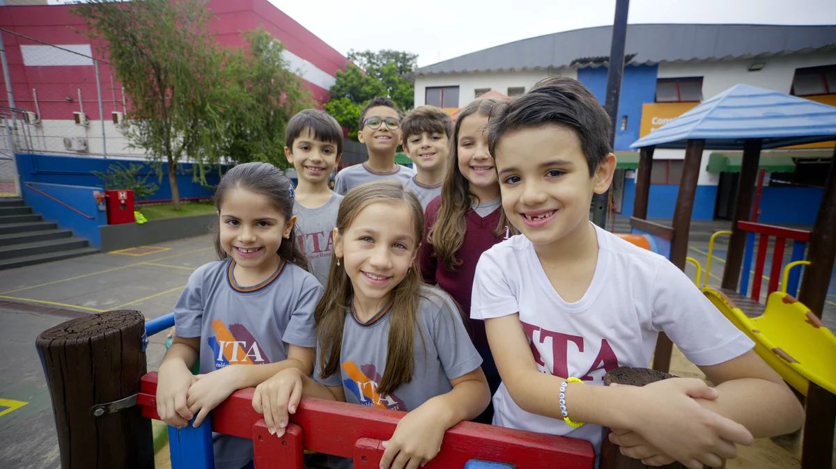 Alunos do Ensino Fundamental do Colégio Itamarati no pátio