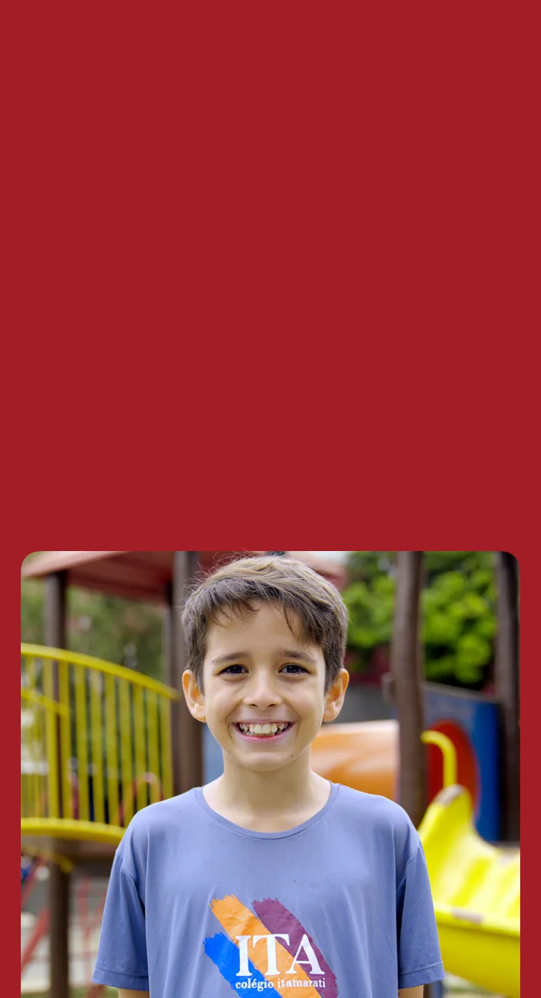 Aluno do Ensino Fundamental do Colégio Itamarati sorrindo no parque