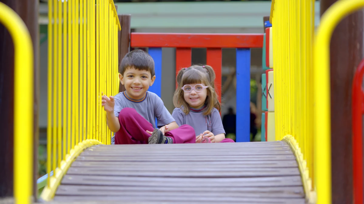 Duas crianças do Colégio Itamarati brincando no playground