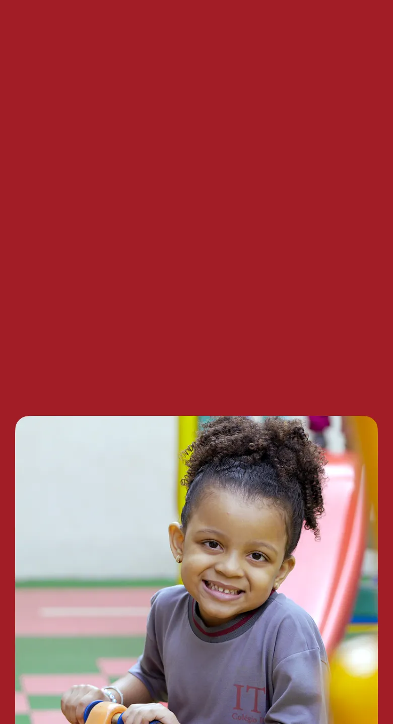 Criança da Educação Infantil do Colégio Itamarati sorrindo no parque
