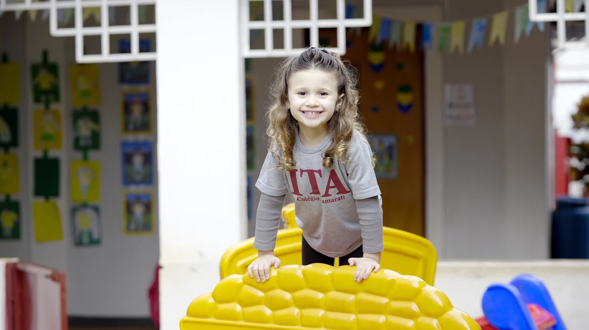 Criança do Colégio Itamarati brincando na sala da Educação Infantil