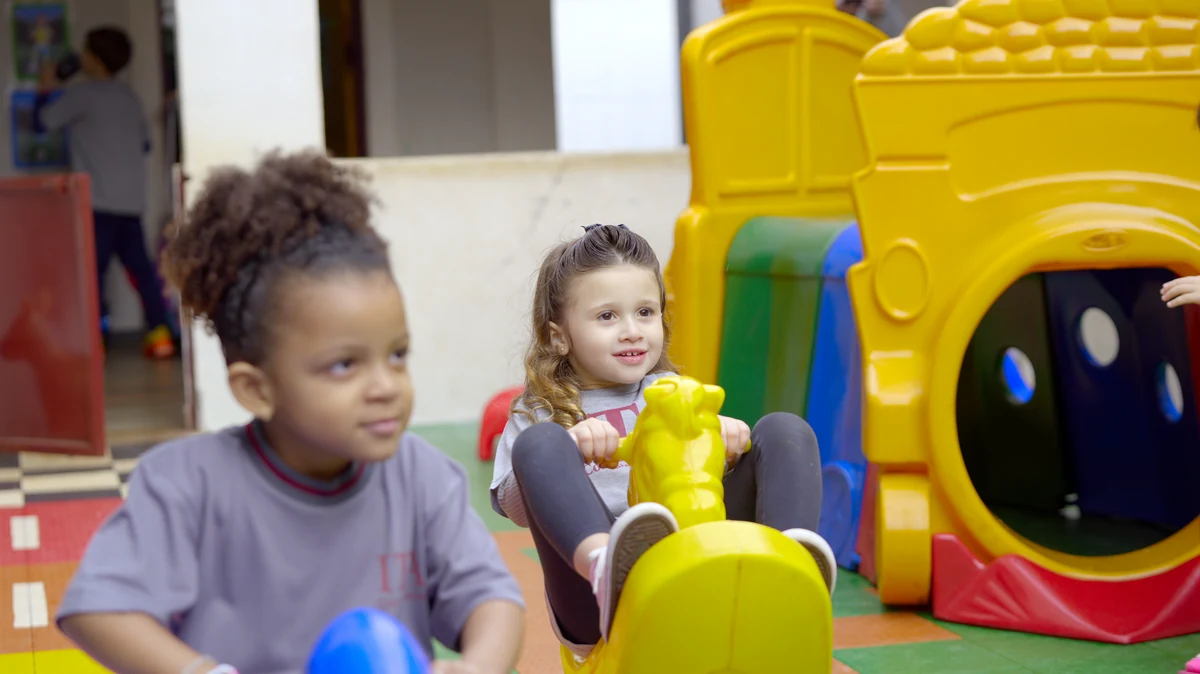 Crianças do Colégio Itamarati brincando na sala da Educação Infantil