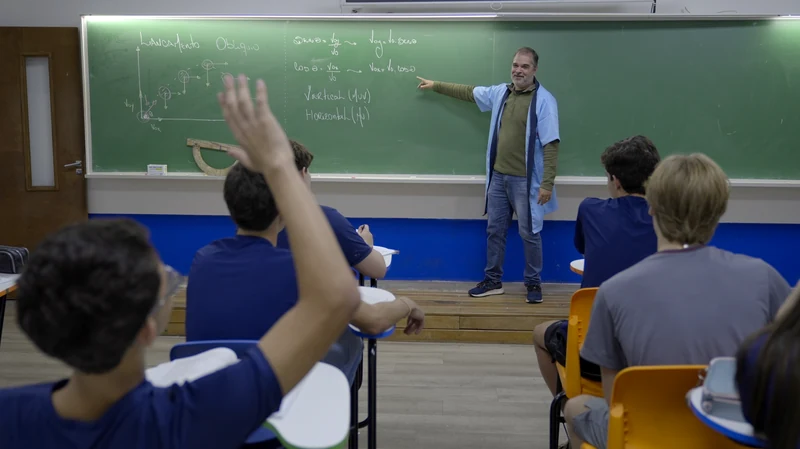 Professor do Colégio Itamarati em aula