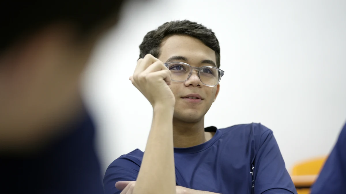 Aluno do Ensino Médio do Colégio Itamarati em sala de aula