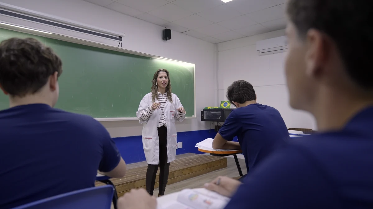 Professora do Colégio Itamarati em aula para o Ensino Médio