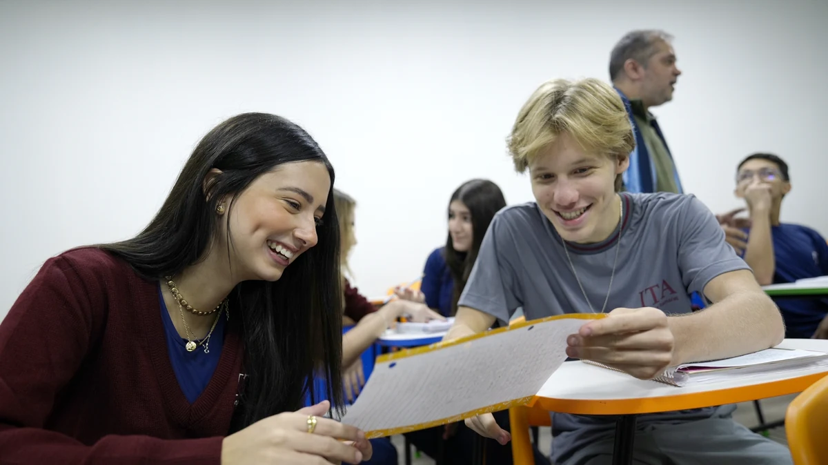 Alunos do Ensino Médio do Colégio Itamarati estudando juntos
